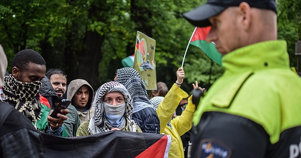 Hollanda'da Parlamento binası önünde toplanan Filistin yanlısı göstericiler tutuklandı