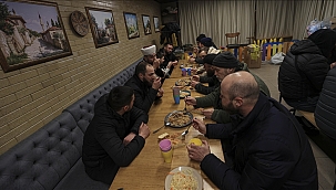 Eerste iftar in de schaduw van oorlog in Kiev, de hoofdstad van Oekraïne