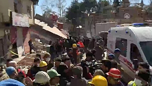 17-jarige Turkse meisje 248 uur na aardbeving gered van onder puin