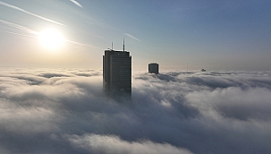 Bruggen en wolkenkrabbers verdwijnen onder de mist in Istanbul