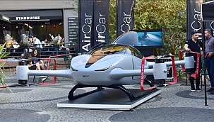 Turks Vliegende Auto-pionier AirCar voltooit eerste bemande testvlucht