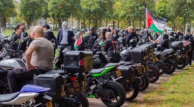 Motorrijders houden demonstratie in Den Haag ter steun aan Palestina