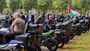 Motorrijders houden demonstratie in Den Haag ter steun aan Palestina