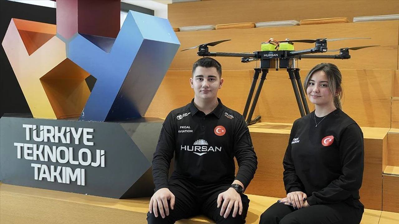 Turkse havo-leerlingen werden in de VS bij de drone-wedstrijd eerste onder middelbare scholen