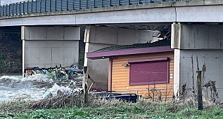 Hollanda'nın Maastricht kentinde yüzen ev köprüye çarptı